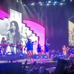 Estudiantes de la compañía de danza moderna del Tec de Monterrey, campus Hidalgo, bailaron en el escenario del Palacio de los Deportes durante el concierto de Belanova el 27 de noviembre.