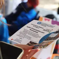 Alumna del Tec, campus Monterrey, viendo opciones de Servicio Social.