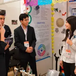 Estudiantes de PrepaTec Navojoa en Lima exponiendo su proyecto de ciencias.