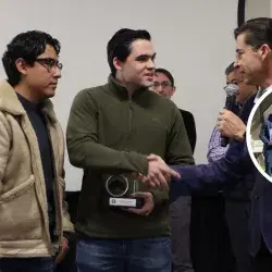 Gustavo y Jonathan recibiendo el trofeo de la competencia SPS Challenge 