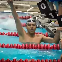 Diego Lizardi, nadador hidalguense y estudiante de PrepaTec, celebra en la piscina tras una competencia, en su camino rumbo a los Panamericanos Junior.