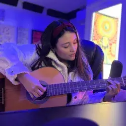 Estefania Monroy tocando la guitarra en su estudio.