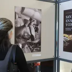 alumna observando fotografías en la exposición 