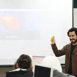 Alan Romero durante un taller de postproducción a estudiantes del campus Monterrey.