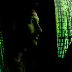 Hombre analizando data
