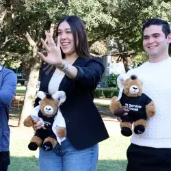 Alejandro Padilla, Rebeca Saint y Federico Ríos saludando a la cámara.