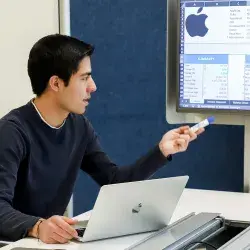 Alumno de Negocios del Tec de Monterrey campus Laguna analiza la situación de los mercados