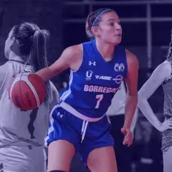 La atleta en varios de sus partidos de básquetbol.