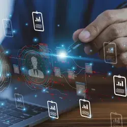 Hombre que utiliza la tecnología de inteligencia artificial AI Asistente de Asistencia de trabajo remoto