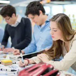3 alumnos y 1 alumna que estudian su carrera profesional en el Tec de Monterrey