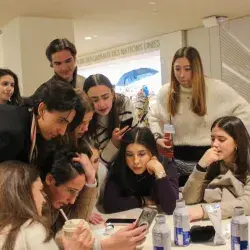 Estudiantes debatiendo