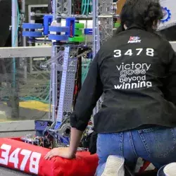 Integrante LamBot con el robot