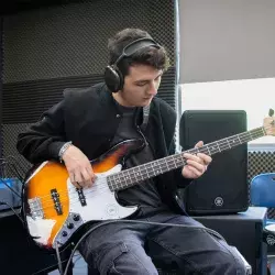 David Escudero tocando el bajo