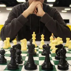 estudiante practicando para torneo de ajedrez