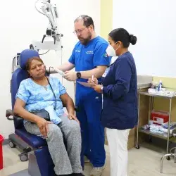 Especialistas en otorrinolaringología de TecSalud llevaron a cabo una jornada de prevención en salud auditiva.