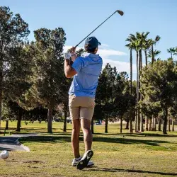 Golfista posa tras golpear pelota en el Torneo de Golf EXATEC Blue Open del Tec de Monterrey campus Laguna