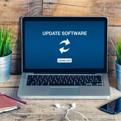 Computadora que muestra el aviso de que el software se está actualizando, uno de los consejos para mantener en estado óptimo un equipo de cómputo
