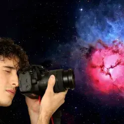 Mauricio Villarreal con una cámara fotográfica Canon.