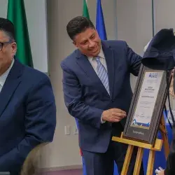 Ricardo con su premio y en el discurso de agrradecimiento
