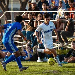 Jugadores de Borregos Laguna disputan el balón en partido de futbol soccer del Torneo Región Noroeste