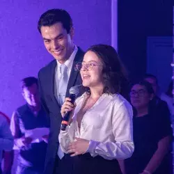 Carolina Villarreal dando un discurso por los 50 años de campus Saltillo