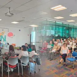 Alumnos impartiendo taller a adultos mayores