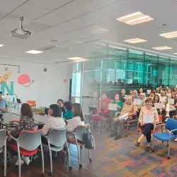 Alumnos impartiendo taller a adultos mayores