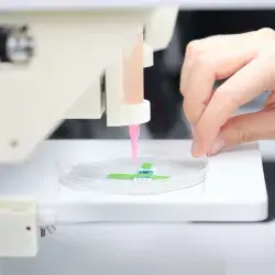 Investigador preparando bioimpresora para imprimir células en 3D 