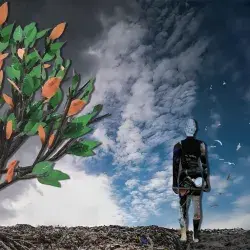 Obra titulada Human Trash que representa una figura humana hecha de residuos caminando entre basura hacia un cielo azul, junto a un árbol de hojas plásticas.