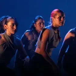 Cuatro bailarinas en el escenario.