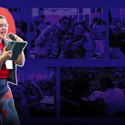 Chica adolescente sosteniendo un micrófono mientras lee de un ipad. 