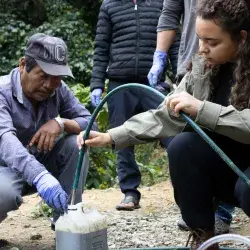 Nora Torres, fundadora de Káapeh México junto a un agricultor.