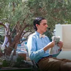 Actor en escena en escenario exterior