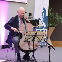 Narra Carlos Prieto historia de su violonchelo ¡de 300 años!