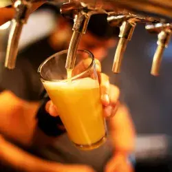 Proceso de servir cerveza en Cisne Negro