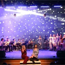 Estudiantes en el escenario de la obra