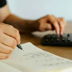 Persona con calculadora revisando finanzas personales