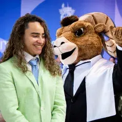 Estudiante con traje verde celebra su graduación de la generación mayo 2025 de PrepaTec Laguna 