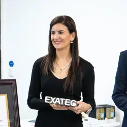 Karla Natividad recibiendo el Premio al Mérito EXATEC