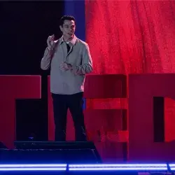 Adrián González dando una conferencia en TedXTecdeMonterrey