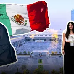 Montaje de fotos con Abu Dabi de fondo y una mochila, bandera mexicana y dos jóvenes adolescnetes.