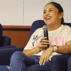 Nora de la Cruz, profesora del Tec campus Estado de México, presentó su libro: Duerme cicatriz, que propone una mirada a la perspectiva ecofeminista.