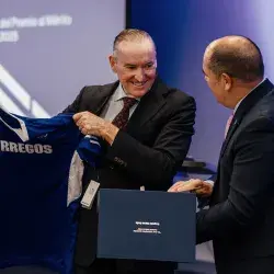 Ricardo Martín Bringas, director general de Organización Soriana, recibe el Premio al Mérito EXATEC 2025 de manos del director general del Tec de Monterrey campus Laguna