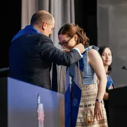 Director general del Tec de Monterrey campus Laguna entrega cordón de menció honorífica a estudiante ganadora del Premio Nacional del examen CENEVAL en generación junio 2025