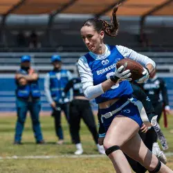 Jugadora de tochito bandera de Borregos Laguna corre hacia la zona de anotación con el balón en mano