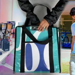 Productos de The after life collection, que convierten lonas publicitarias en tote bags y estuches