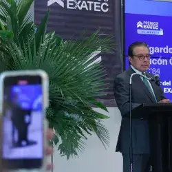 Edgardo del Rincón dando un discurso en ceremonia de premiación