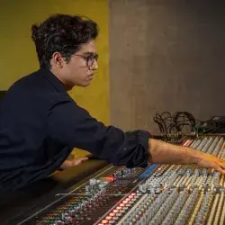 Alumno del Tec Puebla gana 1er lugar LATAM en grabación acústica con laúd barroco, final en CDMX