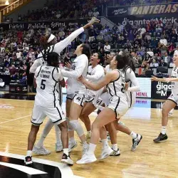 Panteras celebrando su victoria