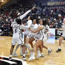 Panteras celebrando su victoria